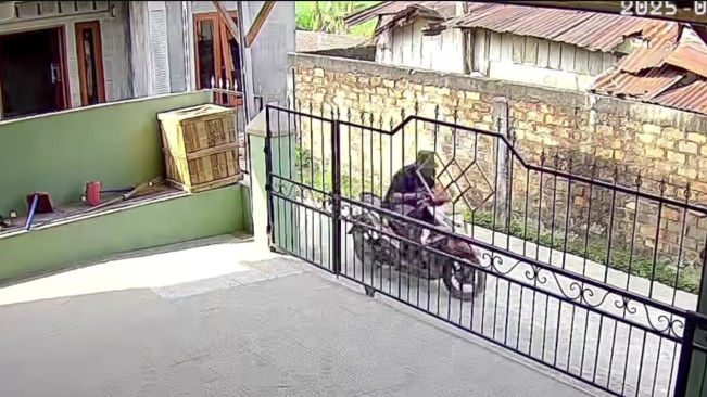 Pelaku terekam CCTV. [Polsek Sunggal]